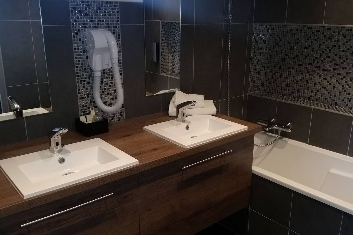 quadruple room | bathroom | free toiletries, hair dryer, towels