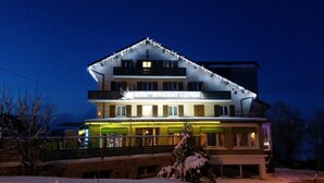Un hôtel à plusieurs étages, avec une enseigne indiquant : « HÔTEL-RESTAURANT Le Gendarme ».