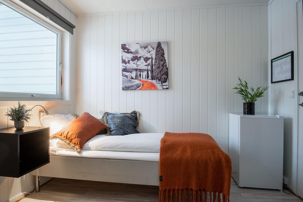 Single Room, 1 Twin Bed | Pillowtop beds, iron/ironing board, free cribs/infant beds, free WiFi