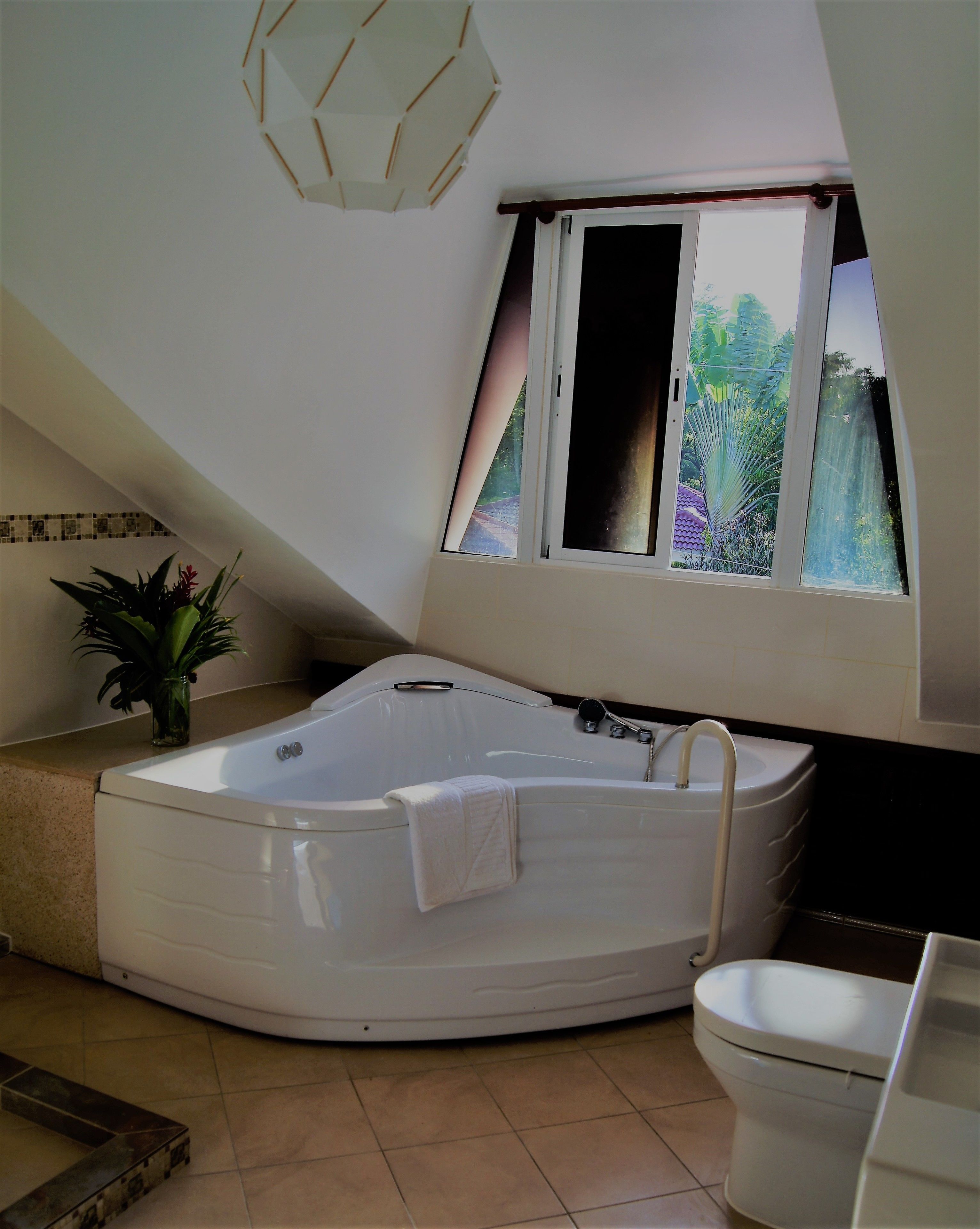 Bathtub besar, pancuran hujan, pengering rambut, dan handuk