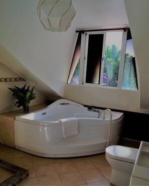 Komfortbadewanne, Regendusche, Haartrockner, Handtücher