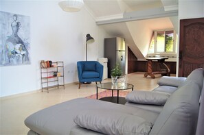 Comfort Penthouse, 2 Bedrooms, 2 Bathrooms, Beachfront | Living area