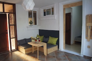Studio Confort, 1 chambre, 2 salles de bains, en face de la plage | Repas dans la chambre