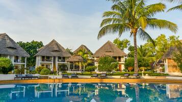 Outdoor pool, sun loungers
