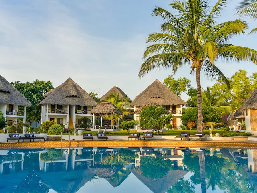 Piscine extérieure, chaises longues