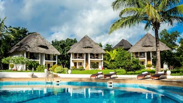 Outdoor pool, sun loungers