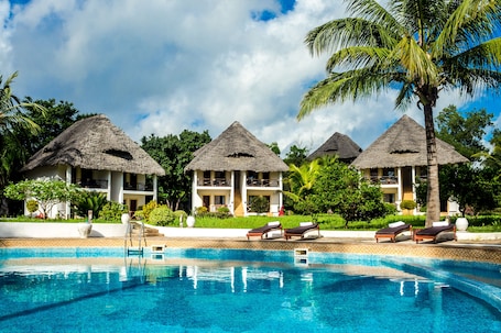 Outdoor pool, sun loungers