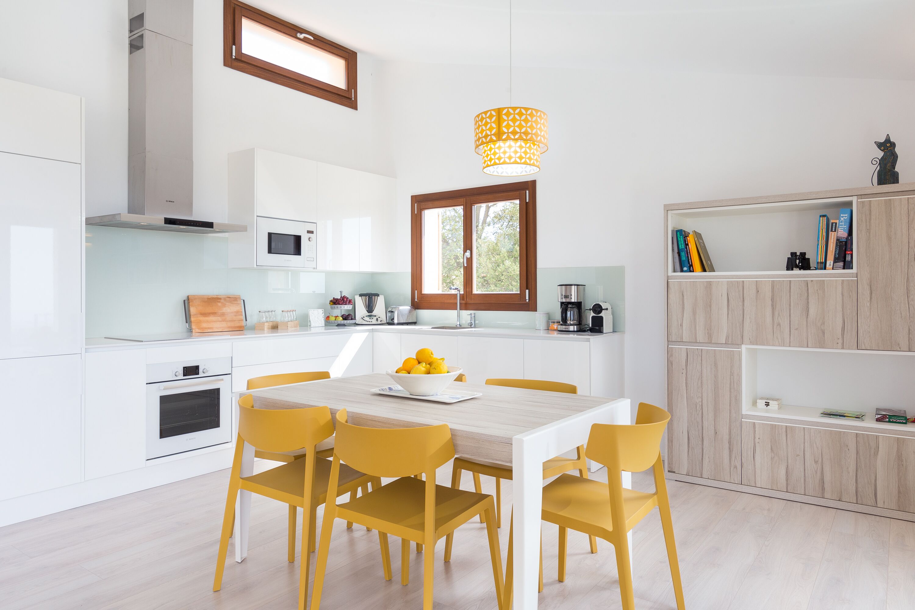 Frigorífico, microondas, horno y lavavajillas