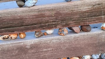 Un banc en bois bordé de pierres.