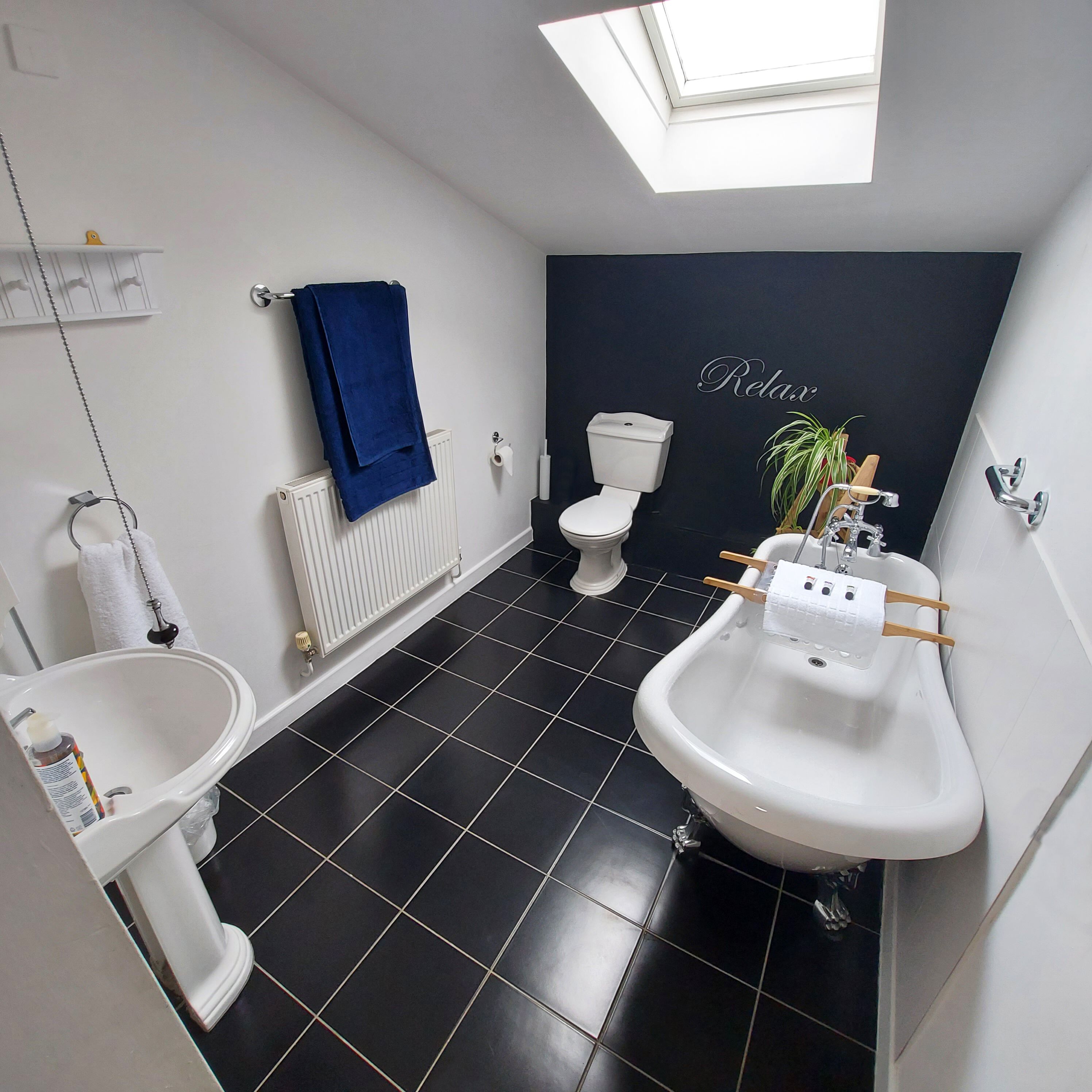 Superior Double Room | Bathroom | Combined shower/bathtub, deep-soaking bathtub, free toiletries