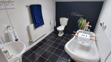 Superior Double Room | Bathroom | Combined shower/bathtub, deep-soaking bathtub, free toiletries