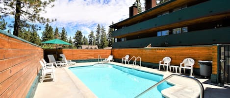 Una piscina al aire libre de temporada