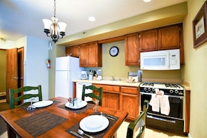Condo familiar, 1 habitación, cocineta (No A/C) | Cocina privada | Refrigerador con congelador, microondas y parrilla de estufa 