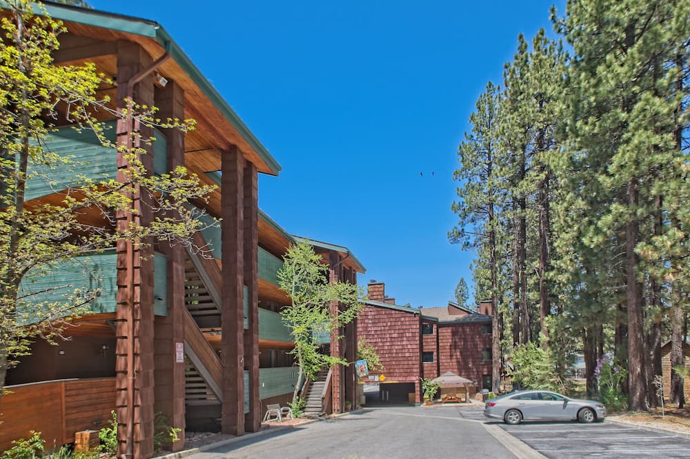 Snow Lake Lodge