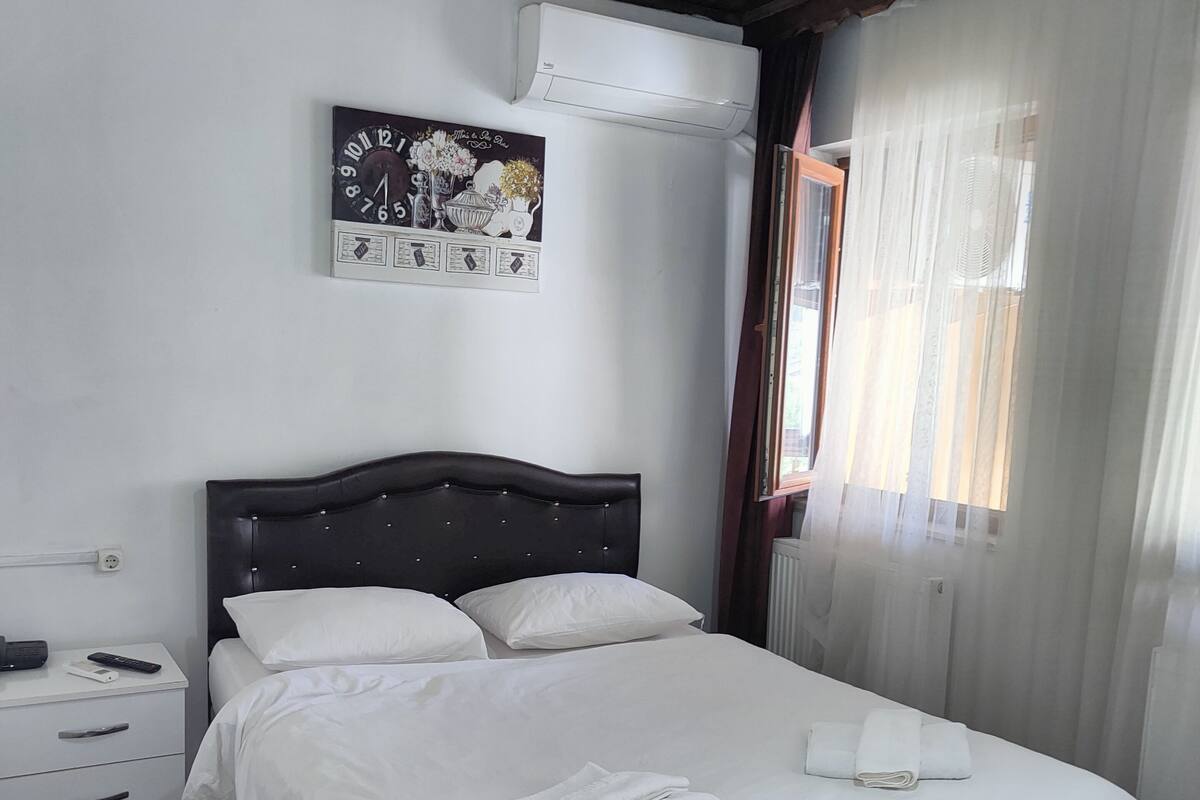 Kamar, 1 Tempat Tidur Queen | Minibar, meja kerja, Wi-Fi gratis, dan seprai linen