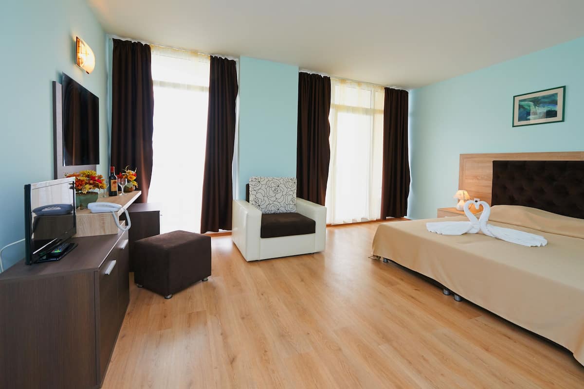 Comfort Double or Twin Room, Balcony, Sea View | Minibar, desk, iron/ironing board, free cribs/infant beds