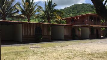 Vista frontal de la propiedad