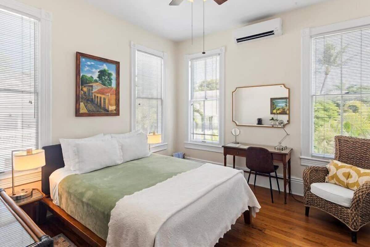 Quarto casal básico, 1 cama Queen | Individualmente decorados, individualmente mobiliados, Wi-Fi de cortesia