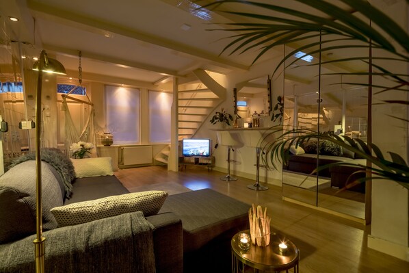 Luxury Townhome, 2 Bedrooms | Living area