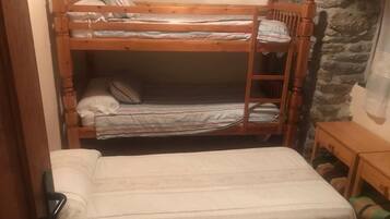 Un lit superposé avec un lit en bas et un lit simple en haut.