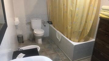 Ein Badezimmer mit Toilette, Waschbecken und Badewanne.