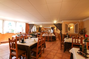 Breakfast, lunch, dinner served; local cuisine - Hotel Roch (Sort)