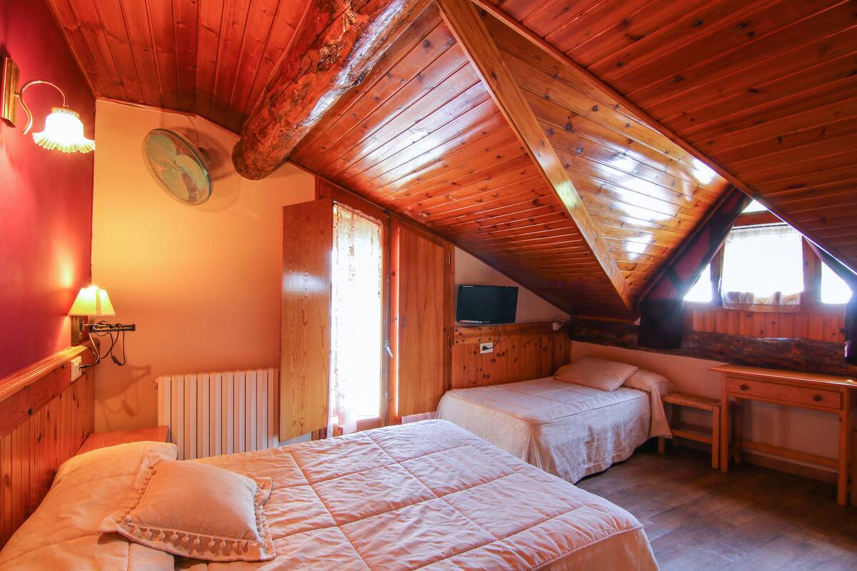 Triple Room | Soundproofing, WiFi (free), bed sheets