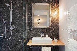 Dusche, Haartrockner, Handtücher, Seife