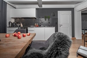 Een koelkast, een oven, een vaatwasser, een koffiezetapparaat/waterkoker