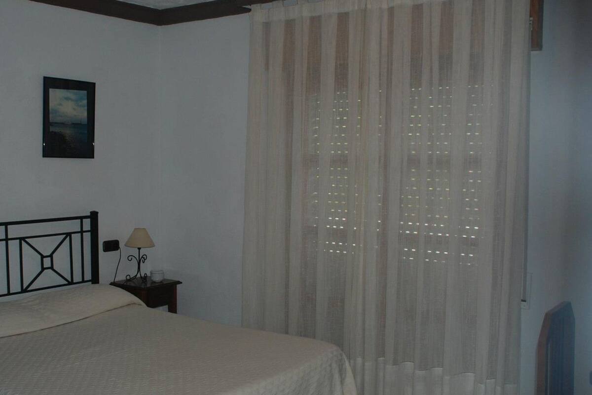 Escritorio, wifi gratis y ropa de cama