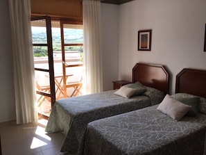 Escritorio, wifi gratis y ropa de cama
