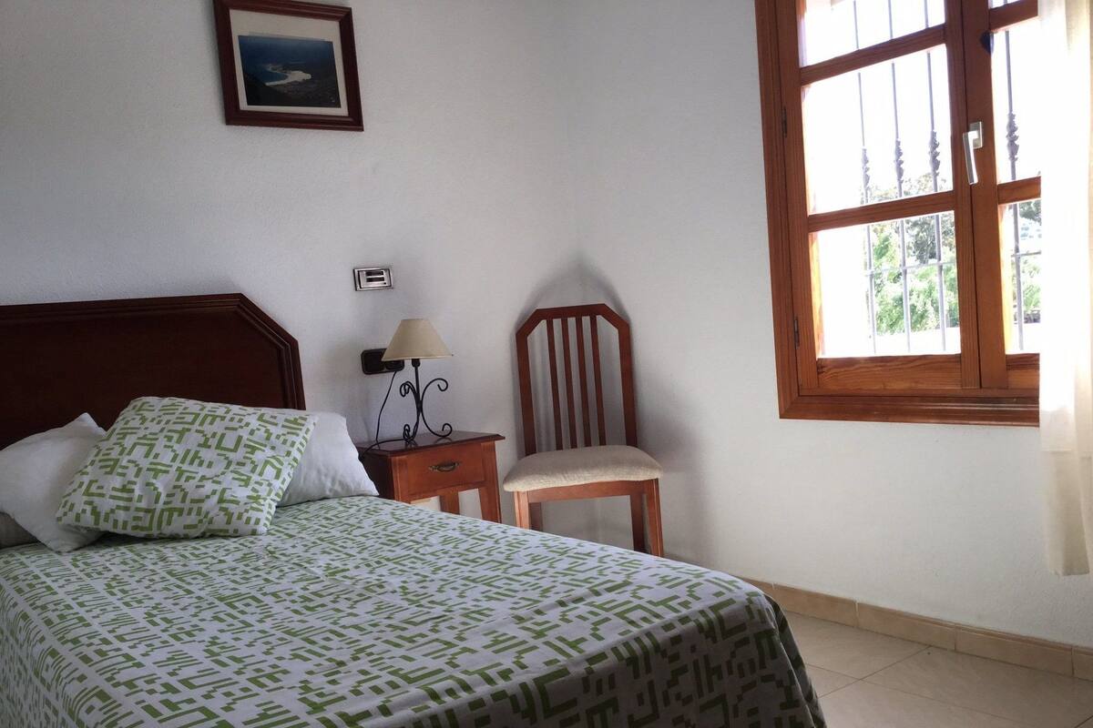 Escritorio, wifi gratis y ropa de cama