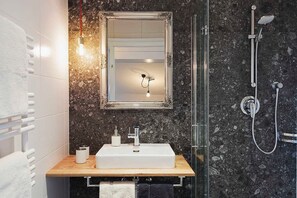 Douche, sèche-cheveux, serviettes fournies, papier toilette