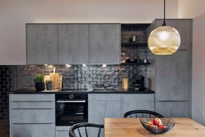 Kühlschrank, Ofen, Geschirrspüler, Wasserkocher mit Kaffee-/Teezubehör
