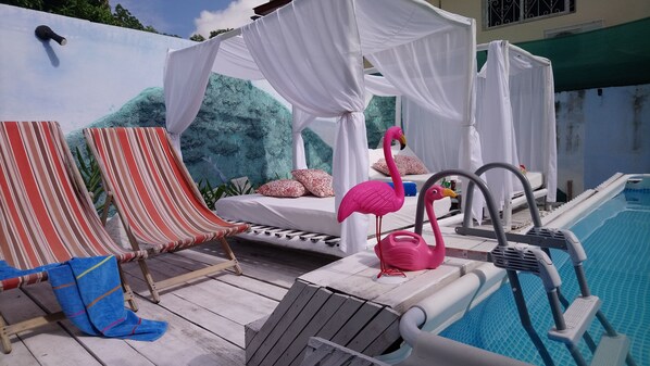 Ulkouima-allas, ilmaisia cabañoita, aurinkovarjoja