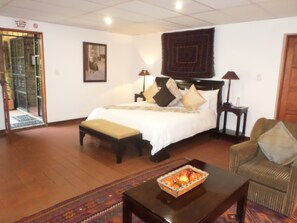 Honeymoon Studio Suite | Pillowtop beds, in-room safe, individually decorated - Foundry Guest Lodge (Pretoria)