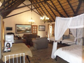 Colchones con pillow-top y caja de seguridad en la habitación