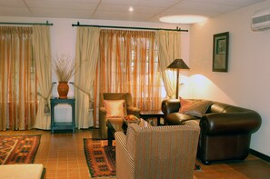 Pillowtop beds, in-room safe, individually decorated - Foundry Guest Lodge (Pretoria)