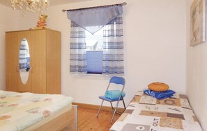 2 bedrooms, travel crib, free WiFi, bed sheets