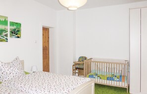 2 bedrooms, travel crib, free WiFi, bed sheets