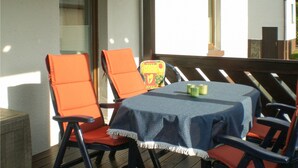Un espace extérieur abrité, aménagé avec une table et des chaises.