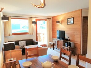 TV, DVD player - Comfortable apartment near slopes with balcony and Wi-Fi (Morillon 1100)