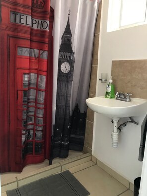 Apartamento luxo, 2 quartos | Banheiro | Chuveiro, toalhas de banho