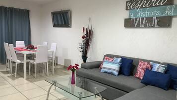 Departamento Deluxe, 2 habitaciones | Área de sala de estar | Televisión de pantalla plana de 42 pulgadas con canales por cable