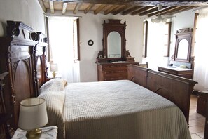 Cubrecamas, cortinas blackout y tabla de planchar con plancha