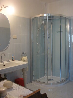 Dreibettzimmer, Mehrere Betten, Hügelblick | Badezimmer | Duschwanne, Komfortbadewanne, kostenlose Toilettenartikel, Haartrockner