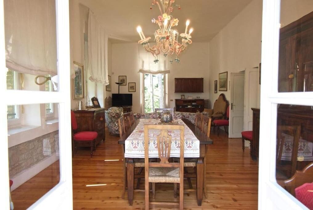 Lò vi sóng, ấm điện, ghế cao cho trẻ em, khăn giấy 