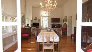 Lò vi sóng, ấm điện, ghế cao cho trẻ em, khăn giấy