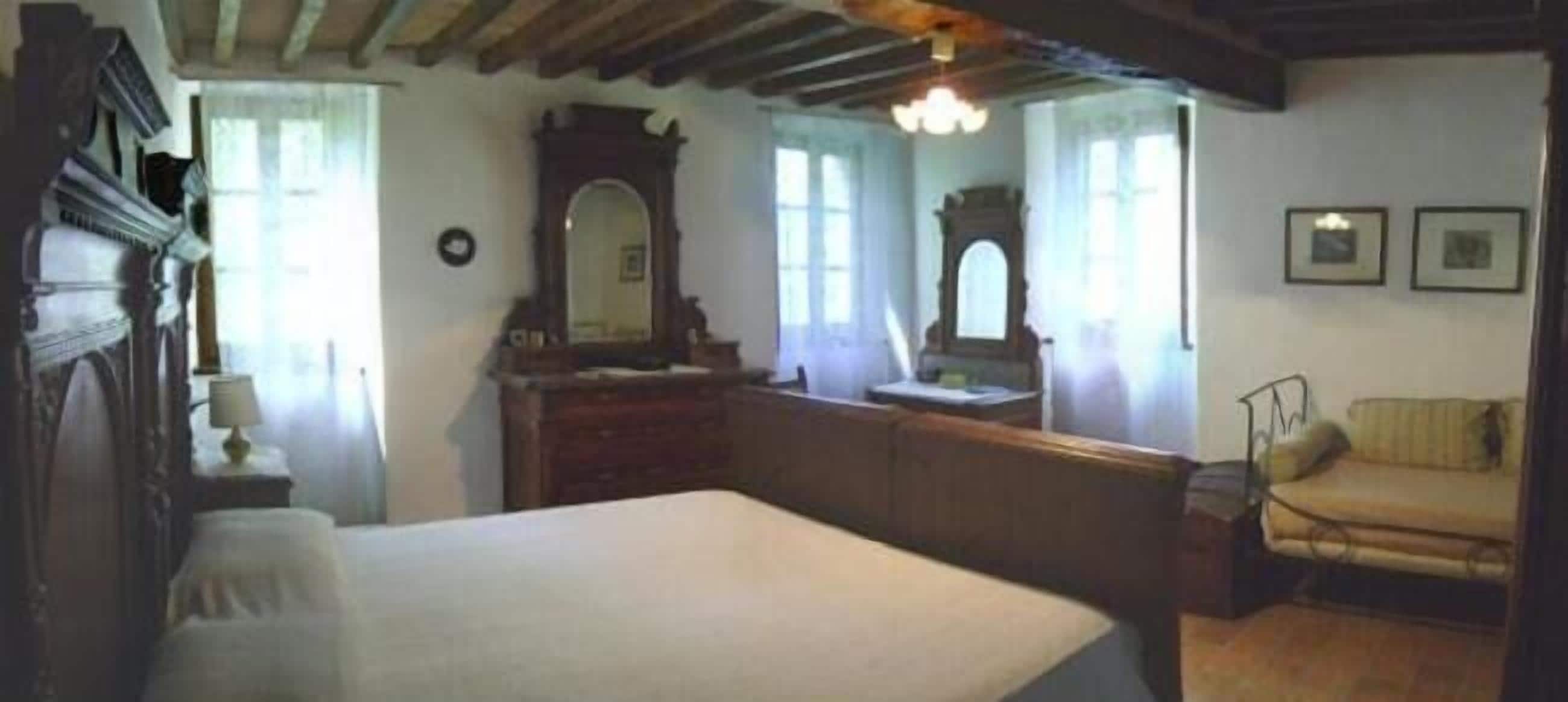 Un dormitorio con una cama grande, muebles de madera y una ventana.