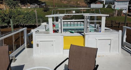 A Cozy And Classic Hatteras 43' Yacht In One Of The Best James River Locations